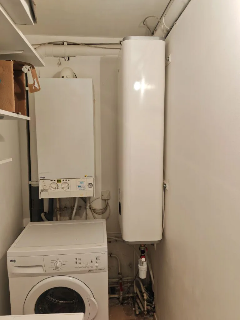 Chauffe-eau vertical et chaudière murale dans un cellier, groupe de sécurité raccordé sous le ballon