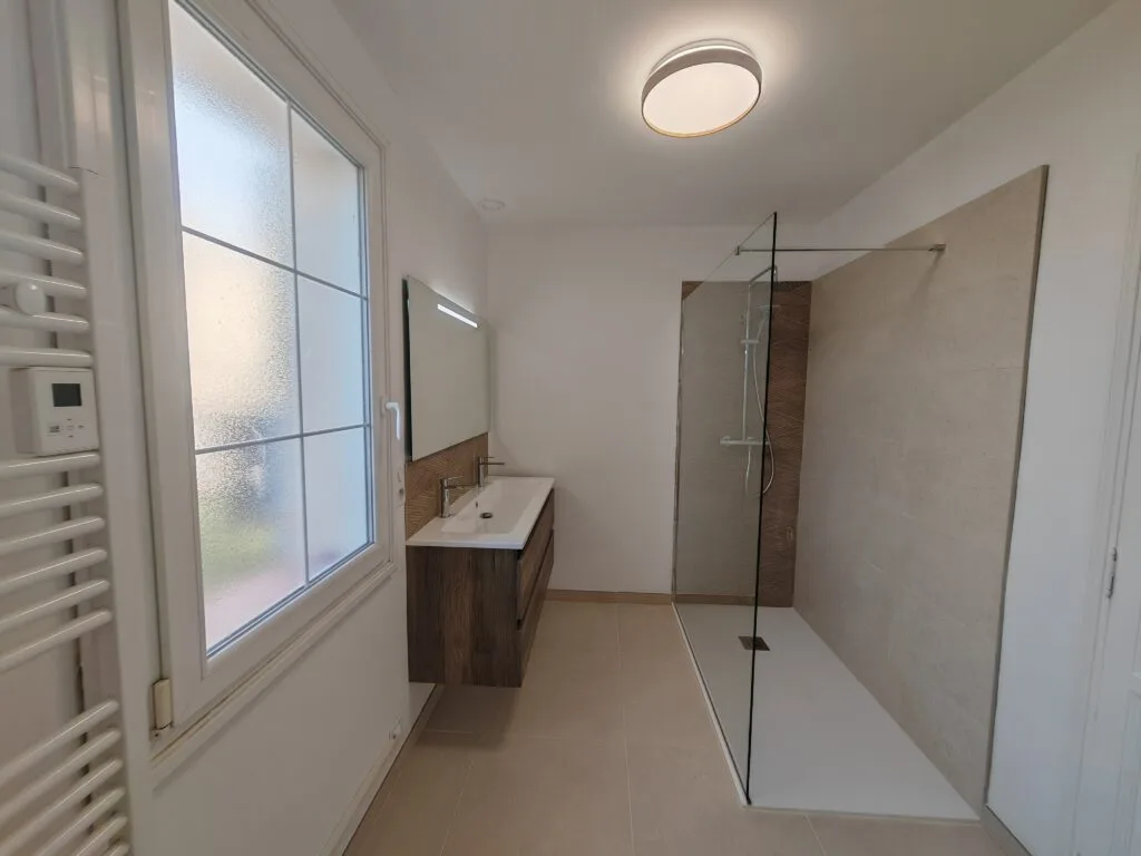 Salle de bains avec douche à l’italienne, receveur extra-plat et meuble vasque suspendu