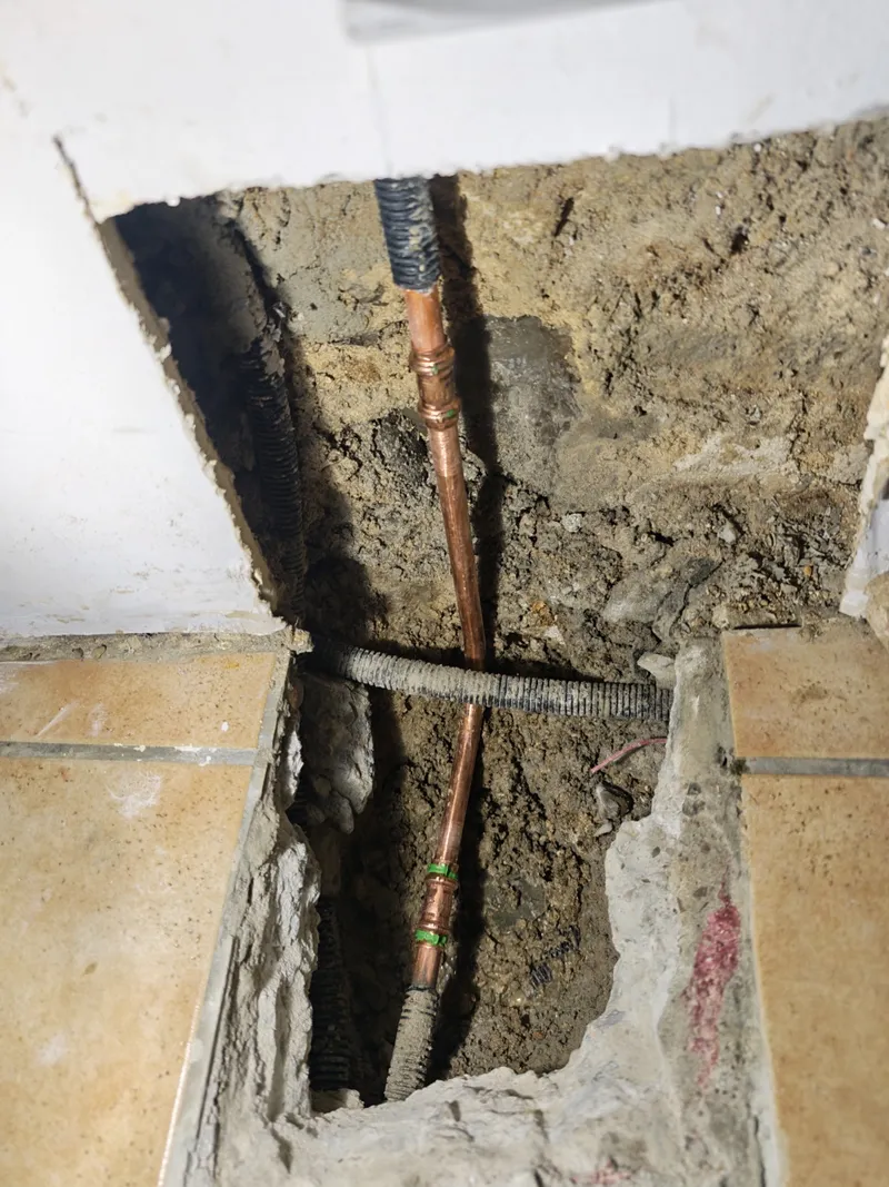 Après : section de cuivre neuve cintrée et raccordée par sertissage, à la place du tronçon corrodé